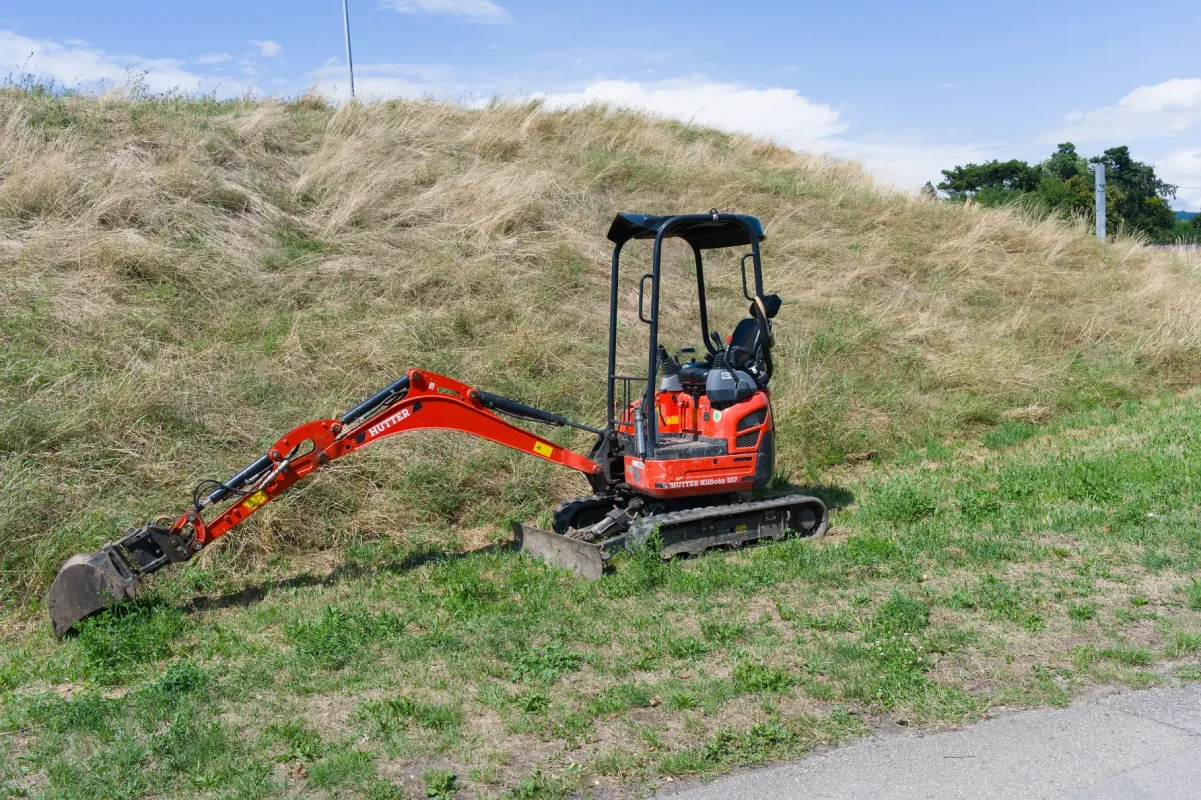 jak założyć gąsienice w minikoparce jcb
